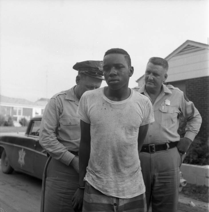 Richland deputies with convict 1959