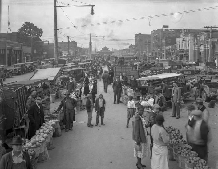 Crowds at Assembly Street Market, 1935. Sargeant Studios.