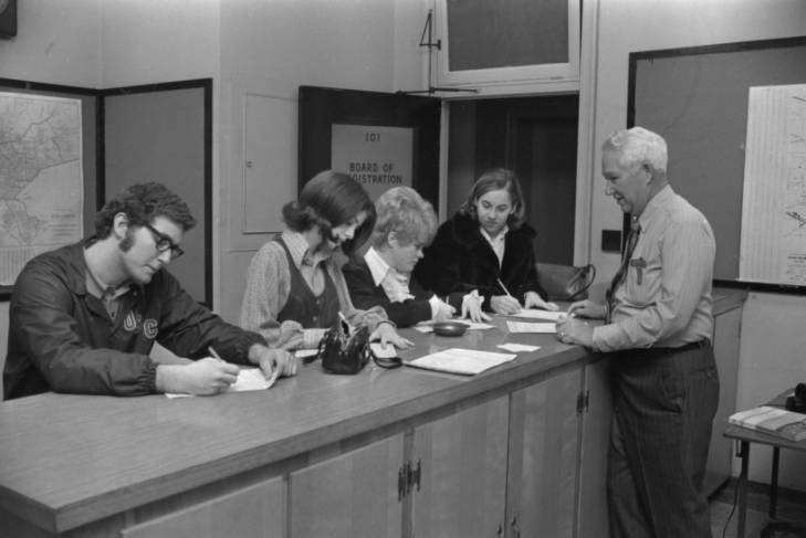 Young voters register 1971