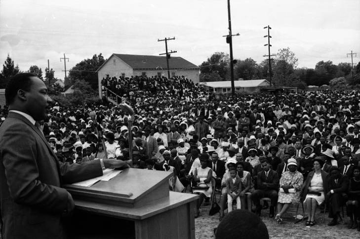 King addresses a crowd in Kingstree 1966