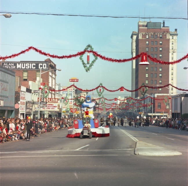 Main Street during Carillon Parade 1966
