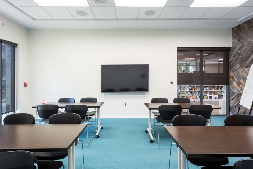 Large meeting room with 25 chairs and 2 tables
