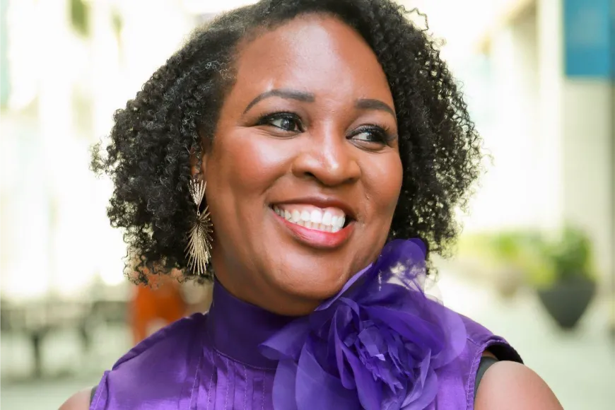 Donna Davis headshot