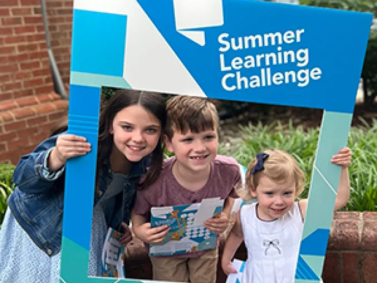 Summer Learning Challenge Selfie Sign with three little kids