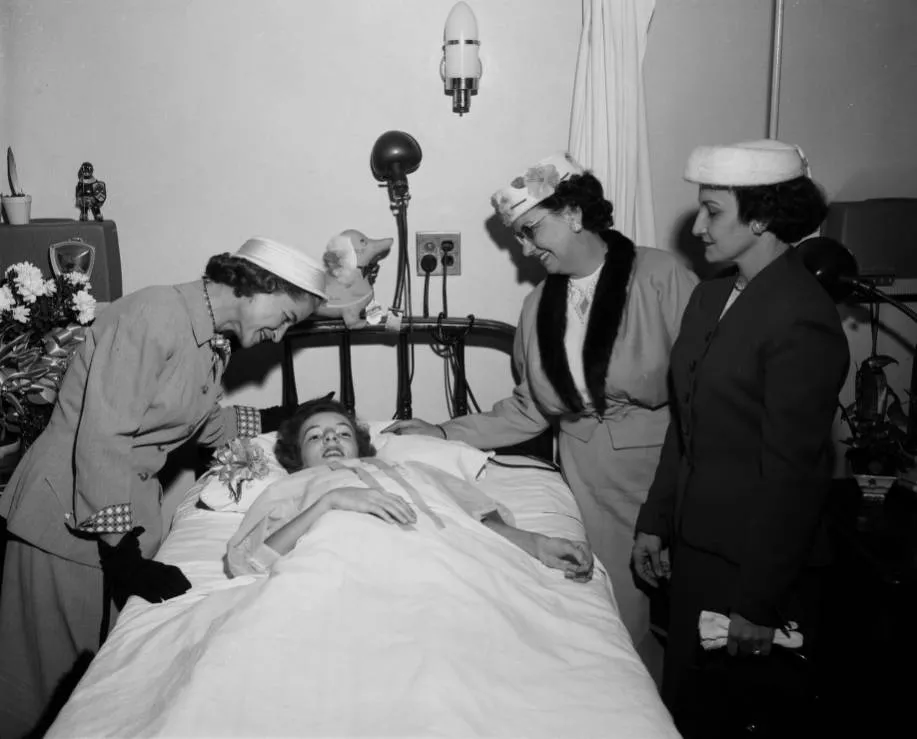 Image of women visiting a child in the hospital with Polio.