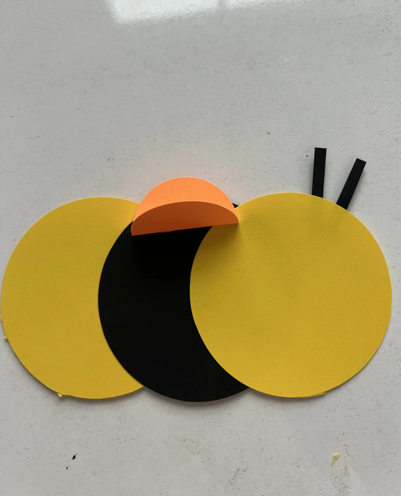 circle bee body with wings