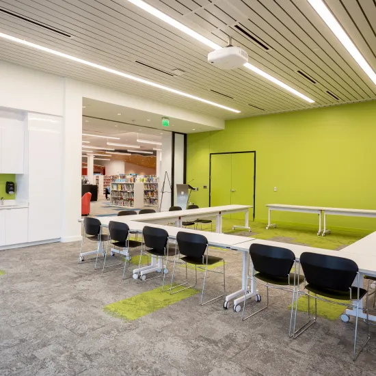 Large meeting room with 13 tables and 59 chairs